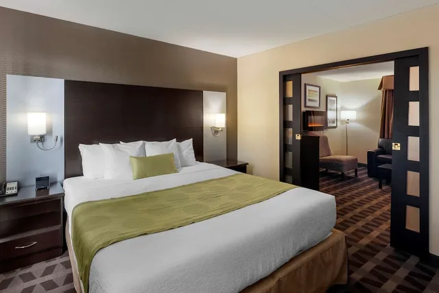 جناح عائلي بسرير كينج وسريرين كوين مع أريكة، Best Western Plus Leamington Hotel and Conference Centre 3/10