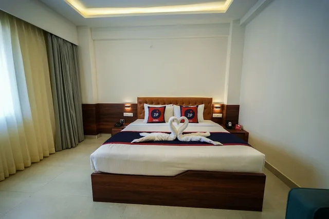 Superior, King Bed, Zip By Spree Hotels Purple Orchid 1/2