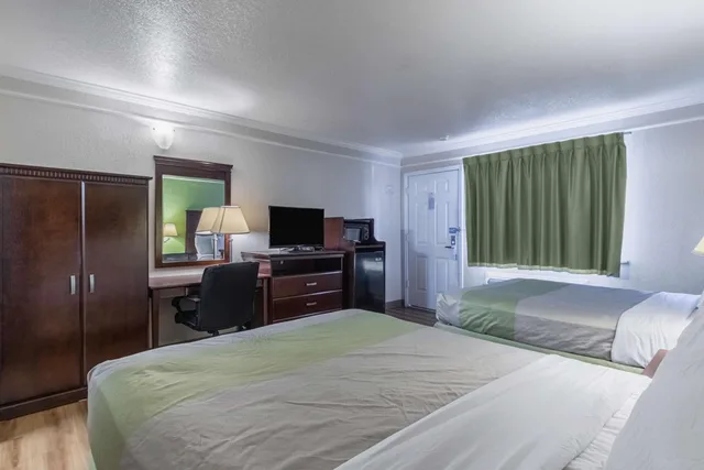 غرفة بسريرين كوين للمدخنين، Motel6 Kingsburg, CA 1/6