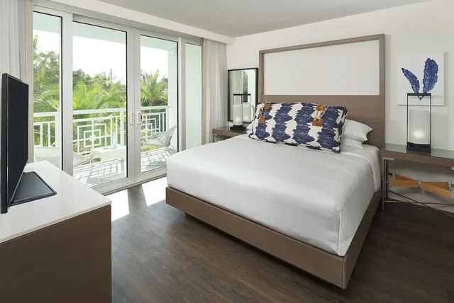 Premium, Suite, King Bed, Partial Water View، Baker's Cay Resort Key Largo, Curio Collection by Hilton 1/10