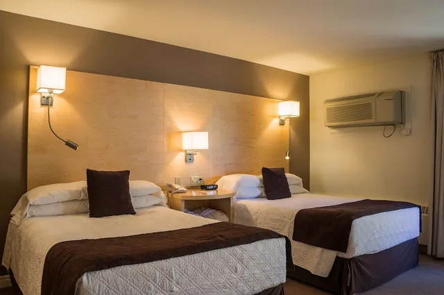 غرفة قياسية بسريرين مزدوجين في الملحق، Dundee Arms Inn 1/3