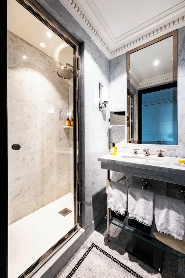 غرفة بسرير كينج بإطلالة على الحديقة، Hotel De Berri Champs-Elysees, A Luxury Collection Hotel, Paris 6/7