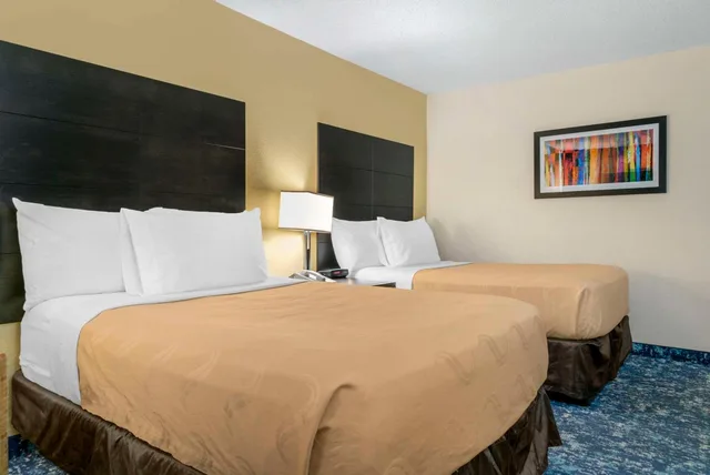 جناح بسرير كينج وسريرين مزدوجين، Quality Inn & Suites Livonia - Detroit 14/16