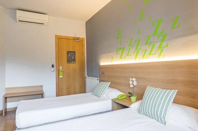 Standard, Twin Beds, Hotel Margarit 1/6