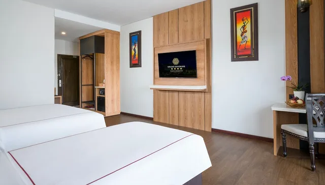 غرفة عائلية بسرير كوين وسرير فردي بشرفة بحوض استحمام، Grand Sunshine Resort and Convention 2/7