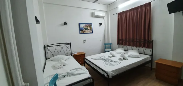 غرفة قياسية ثلاثية بسرير كوين وسرير فردي بحمام خاص، Sparta Team Hotel - Hostel 3/10