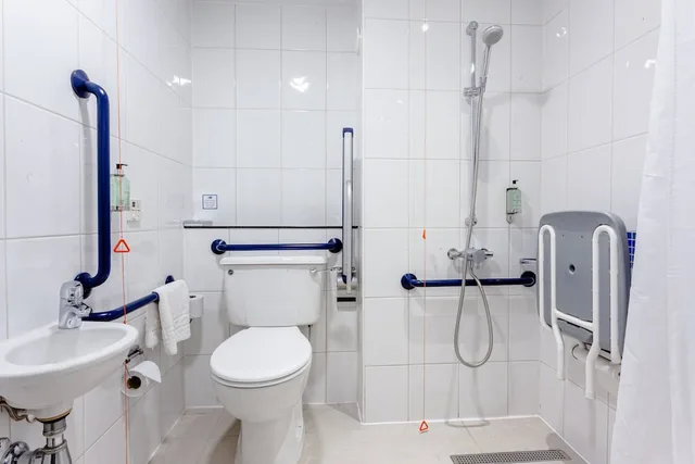 غرفة قياسية بسريرين منفصلين لذوي الإعاقة، Holiday Inn Express Edinburgh Royal Mile 4/4