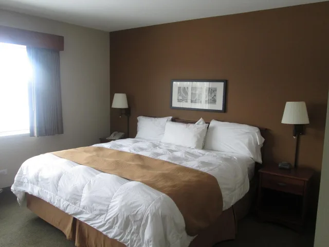 غرفة ديلوكس بسرير كينج بحوض استحمام لذوي الإعاقة، AmericInn by Wyndham Charlevoix 2/5
