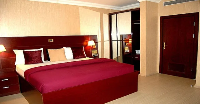Gold, Plus, Suite، Chesney Hotel 1/3