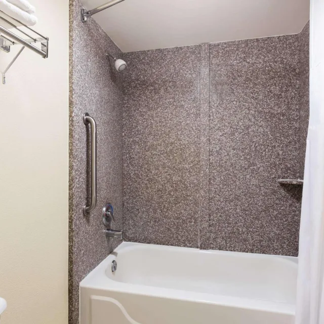 غرفة بسريرين كوين للمدخنين، Days Inn & Suites by Wyndham Warner Robins Near Robins AFB 2/2