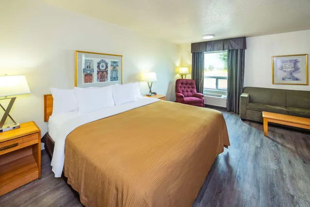 جناح بسرير كينج، Rodeway Inn Edson AB 1/4