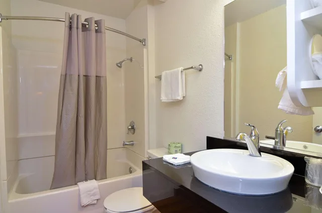 2 Queen Beds - Mini Fridge, Motel6 Twentynine Palms, CA 4/4