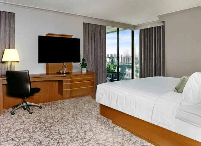 جناح بسرير كينج بغرفة نوم واحدة، Crowne Plaza Toronto – North York 1/2