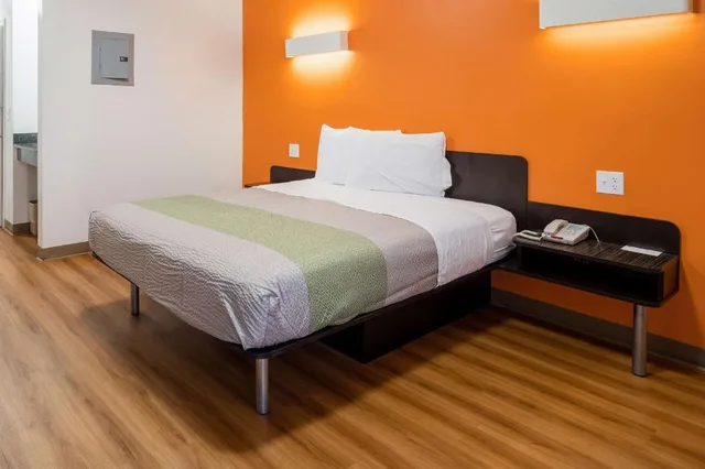 غرفة بسرير كوين لغير المدخنين بمطبخ، Studio 6 Extended Stay - Augusta, GA - Fort Gordon 4/10