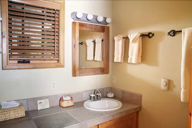 Cabin, King and Queen Bed, River Front، Weasku Inn 3/3