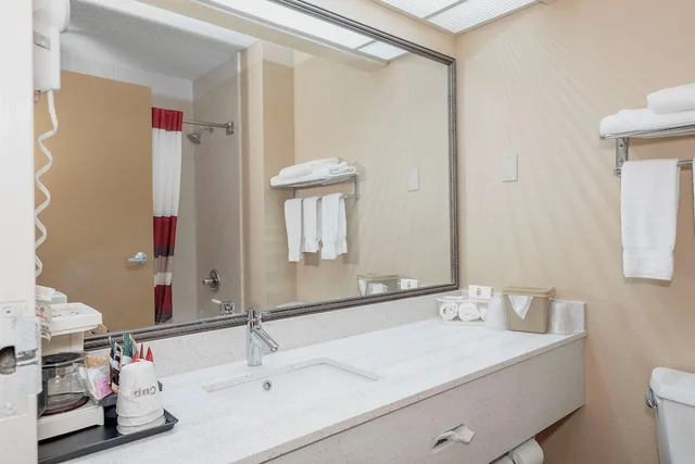 جناح بسرير كينج مع أريكة، Red Roof Inn and Suites Macon 4/5