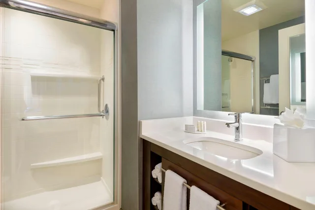 جناح بسريرين كوين بغرفة نوم واحدة مع أريكة، Residence Inn Fort Myers at I-75 and Gulf Coast Town Center 4/6