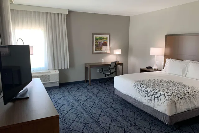 غرفة بسرير كينج، La Quinta Inn and Suites by Wyndham Round Rock East 2/7