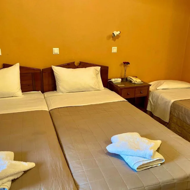غرفة ثلاثية، Alexandra Hotel 1/6