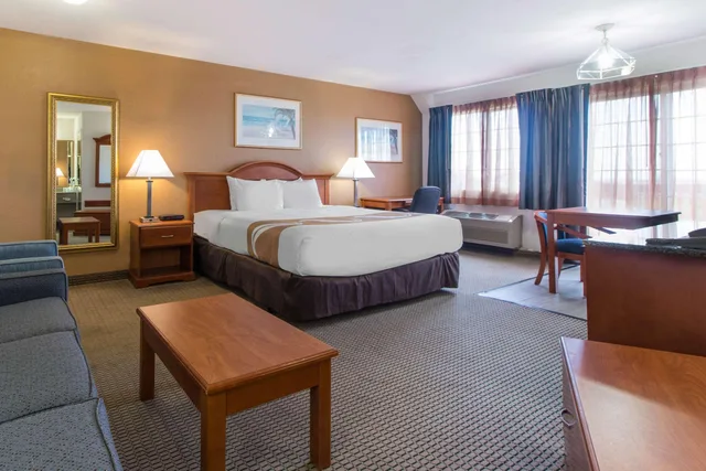 غرفة بسرير كينج لذوي الإعاقة، Quality Inn & Suites Crescent City Redwood Coast 2/3