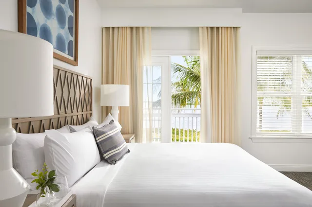 Guest Room, King Bed, Water Front، Parrot Key Hotel & Villas 2/11