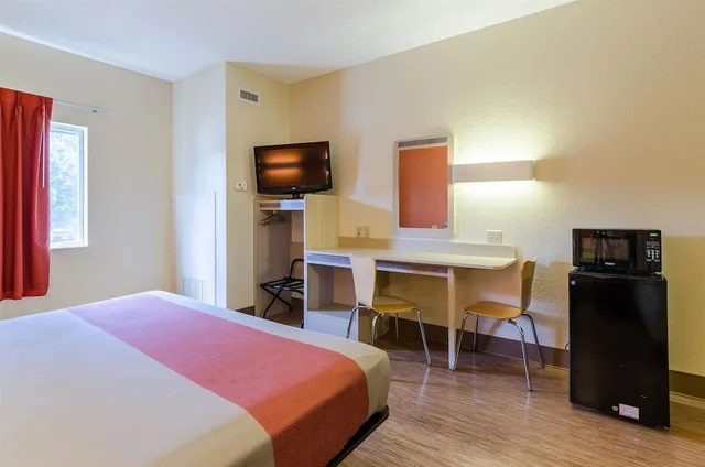 غرفة قياسية بسرير كينج لذوي الإعاقة، Motel6 Bristol, VA 4/10