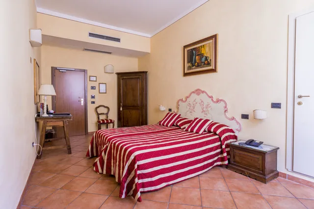 غرفة قياسية بسرير مزدوج وسريرين منفصلين، The Galileo Hotel 3/10