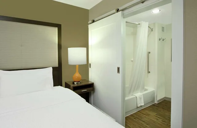 غرفة بسرير كينج مع أريكة، Hampton Inn Philadelphia Great Valley Malvern 3/4