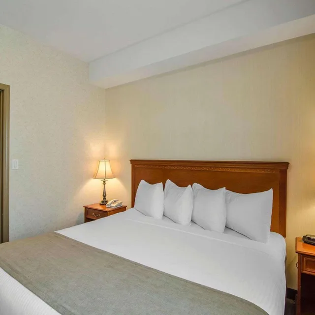 جناح بسرير كينج مع أريكة للمدخنين، Quality Inn & Suites Grande Prairie 3/4