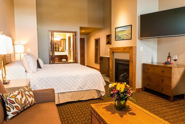 Grand, Premium, King Bed, River Front، The Lodge at Columbia Point 2/5