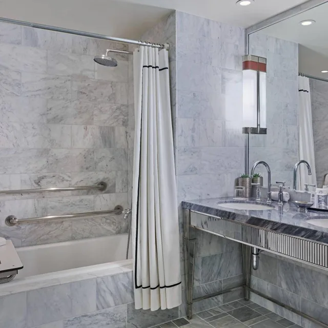 غرفة سوبيريور بسرير كينج بحوض استحمام لذوي الإعاقة، St Regis Aspen Resort 4/7