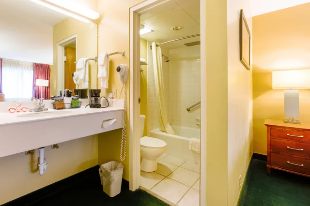 غرفة بريميوم بسرير كينج بمطبخ صغير، Hotel Lebanon MO I-44 1/1