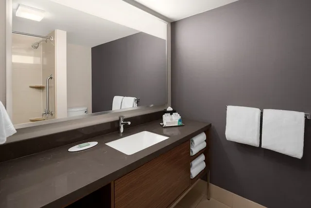 غرفة بسريرين كوين بإطلالة على المدينة، Courtyard by Marriott Seattle Bellevue/Downtown 2/2