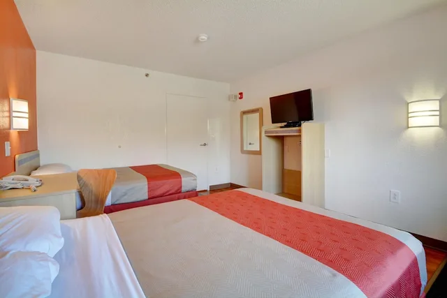 غرفة ديلوكس بسريرين مزدوجين لذوي الإعاقة، Motel6 Wethersfield, CT - Hartford 1/10