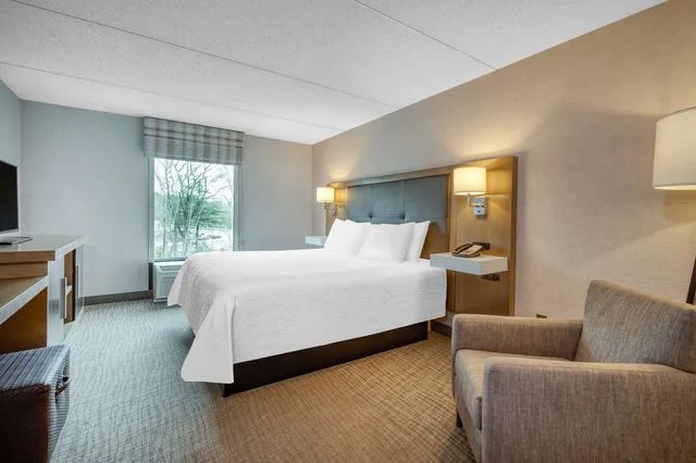 جناح بسرير كينج بغرفة نوم واحدة مع أريكة، Hampton Inn Raynham Taunton Ma 3/3