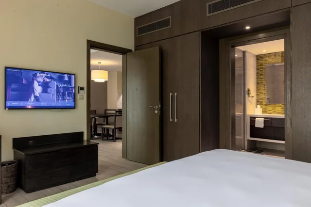 جناح بإطلالة على المسبح بغرفة نوم واحدة مع دخول الصالة، Radisson Blu Hotel Residence Nairobi Arboretum 1/9
