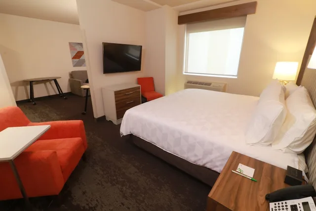 جناح بسرير كينج مع أريكة، Holiday Inn And Suites Monterrey Apodaca Zona Airport 2/4