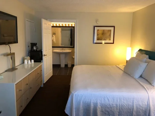 Deluxe, King Bed, Accessible, Floridian Hotel 2/8