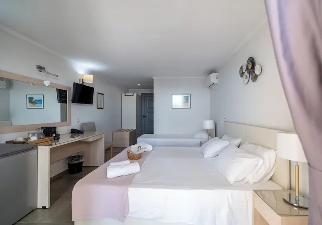غرفة سوبيريور ثلاثية بسرير كوين وسرير فردي بإطلالة على الشاطئ، La Luna Hotel 1/5