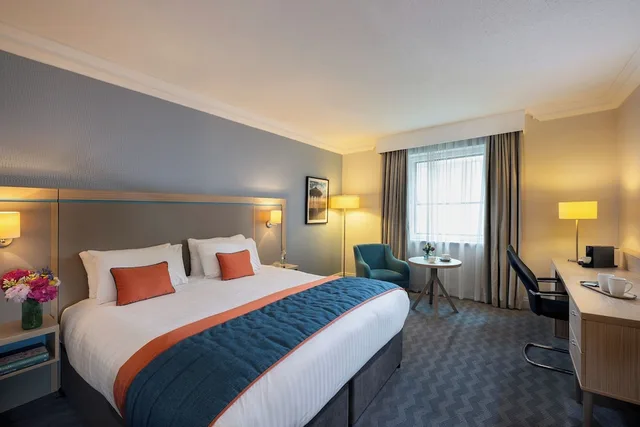 غرفة سوبيريور بسرير كينج بإطلالة جزئية على البحر، Leonardo Royal Hotel Brighton Waterfront 4/10