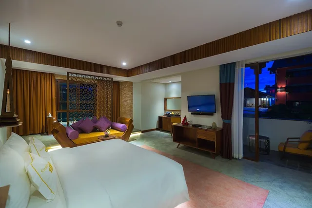 Courtyard, Suite, King Bed, Garden and Pool View, Living Area, Balcony, Bathtub, Golden Temple Boutique 2/6