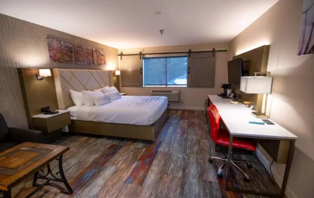 غرفة بسرير كينج، Empeiria High Sierra Hotel 2/8