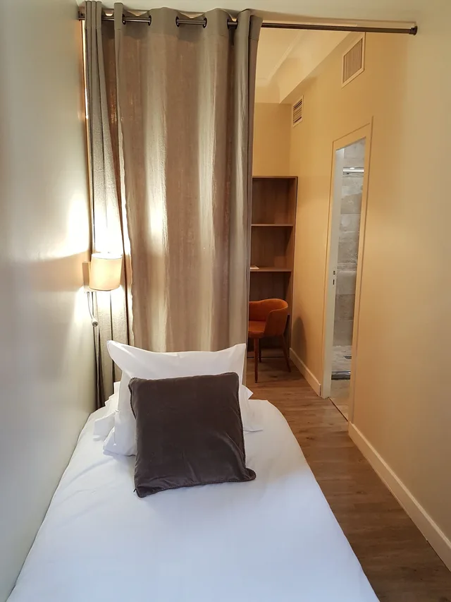 غرفة ثلاثية بسرير مزدوج وسرير فردي، Hotel Au Bon Coin 2/5