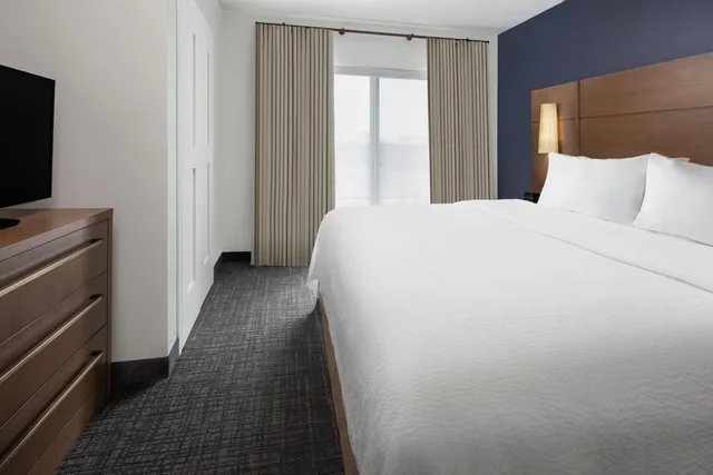 جناح بسرير كينج بغرفة نوم واحدة مع أريكة لذوي الإعاقة، Residence Inn by Marriott Rehoboth Beach 2/4