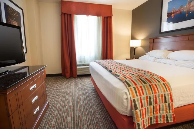 جناح بسرير كينج بغرفتين مع أريكة، Drury Inn and Suites Columbus Grove City 2/4