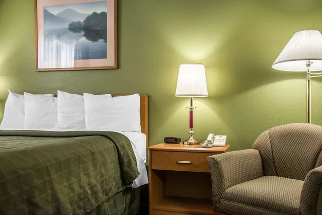 غرفة بسرير كوين، Hudson Inn & Suites (ex Quality Inn) 2/2