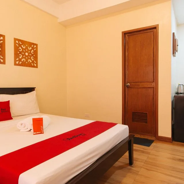 غرفة ثلاثية، RedDoorz Plus near Johnson and Johnson Paranaque 8/10