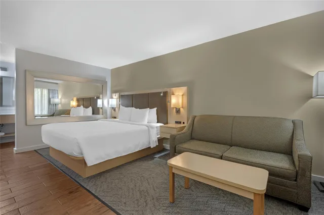 Room, King Bed, Courtyard View, Best Western Plus South Coast Inn 4/9