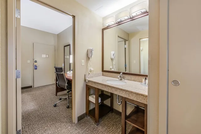 جناح بسريرين مزدوجين مع أريكة، Comfort Suites Chicago O'Hare Airport 9/10