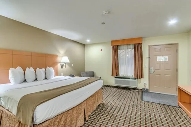 غرفة قياسية بسرير كينج للمدخنين، Days Inn by Wyndham Lubbock South 2/4